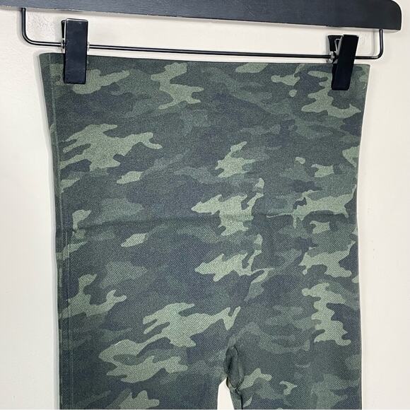 SPANX Look At Me Now Seamless Legging in Green Camo size small - Picture 3 of 5